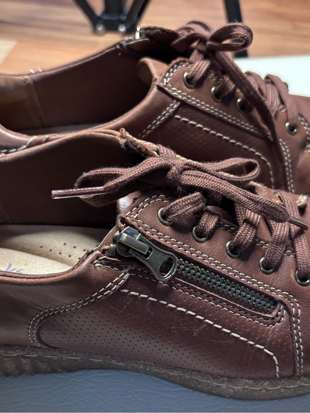 Clarks Casual Brown Leather Lace-Up Sneakers with Side Zip - Picture 2 of 7